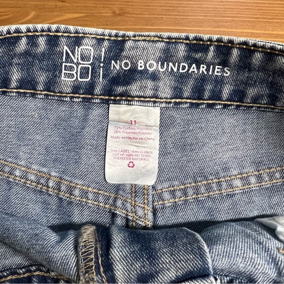 NO BO HIGH RISE JEAN SHORTS BLEACHED & FRAYED NWT 11 - Picture 3 of 9